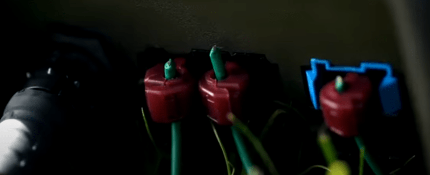Connexion de tous les câbles à la station de charge du Robot à Gazon